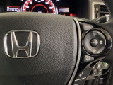 ハンドルにHondaセンシング系のクルーズコントロールやレーンキープアシストなどの操作スイッチが装備されています。ハンドルから手を離さず安全に操作できます。