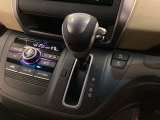 CVT車のセレクトレバーです。低速から高速まで、変速ショックのないスムーズな走りを実現するとともに、エンジン効率のよい領域を維持することで燃費にも貢献します。