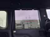 プライバシーの保護&眩しさの軽減!左右のリヤスライドドアに格納式リヤドアサンシェードを装備しています♪