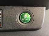 ECONモードをONにするとアクセルペダルの動きに対するエンジンの反応とエアコンの制御を切り換えることで、燃費のいい運転をするドライバーがペダルを踏んだ時と同じようにエンジンを制御します。