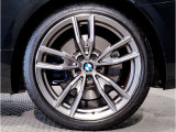【BMWアロイホイル】軽量かつ強度に拘ったアロイホイル。走行性能ポテンシャルを引き出す設計。車の足元を引き締めてくれる大きなポイントはアロイホイルです。