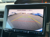 後方の様子を画面で確認でき、駐車時や車庫入れの際に周囲を把握する助けになります。ガイドラインも表示されるため、後退する際の目安として活用でき、狭い場所での駐車をサポートする便利な装備です。