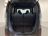 開口部も広く荷物の積み下ろしもしやすいお車となっております。シートの背もたれは5:5の割合で背もたれを可倒でき、前後のシートスライドもできるので荷室をひろげることができます。