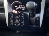 オートエアコン搭載車です。風量を自動で調節します。