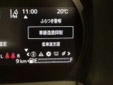 レーンディパーチャーアラートとは車線または走路からの逸脱の可能性を警告すると共に、車線または走路からの逸脱を避けるためのハンドル操作の一部を支援する機能です。詳細は販売店スタッフまでおたずねください。