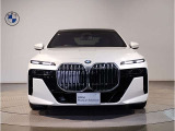 【キドニーグリル】BMWは約90年もの間、ほぼ全ての車両にひと目でBMWだと分かるこの特徴的なフロントグリルが備えられ、デザイン・アイコンとして親しまれてきました。