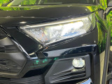 【LEDヘッドライト】悪天候や夜間走行時も良好な視界を確保し安心して運転できる高輝度LEDヘッドライトを装備!点灯速度が早く、消費電力も抑えられています。