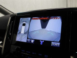 車両を上から見たような映像を表示するパノラミックビューモニター(シースルービュー機能付)。運転席からの目視だけでは見にくい、車両周辺の状況をリアルタイムでしっかり確認できます。