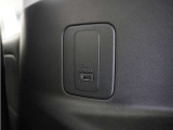 ◆後席用USBチャージャー◆後部座席に搭乗される方のために便利で使いやすい位置に設置。長時間のドライブも安心です♪