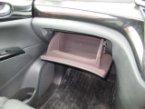 車検証が入るジャストサイズなグローブボックスです♪♪