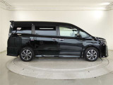 両側パワースライドドア付きだから、狭い駐車スペースなどでの 乗り降りラクラク!小さなお子さまのいるご家庭には嬉しい装備。
