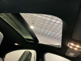 ガラス・スライディングルーフで明るい車内をお楽しみいただけます。シェード付きで日差しの強い日も安心です。