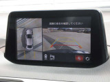 車両の前後左右にある4つのカメラを合成することで、まるでご自身のクルマを空から見ているような俯瞰での映像を映し出してくれます。バック時ももちろんのこと、前進時に視界の悪い交差点でも役に立ちますね。