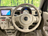 インテリアに合わせたデザインのステアリングは、運転される方のことも考え、運転しやすい形状、大きさです。是非一度、実際に触ってお確かめください。