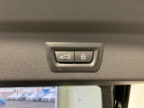 オートマチック・テールゲート・オペレーション  電動オープン、クローズ機能を備えたテールゲートはリモートコントロールキーのボタンの操作、テールゲートのボタンにより開閉が可能です。
