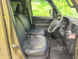 運転席まわりは前方の視界が広く、窓から周囲の様子を確認しやすい空間です。シートには立体的なキルティングと青い縁取りがあしらわれ、足元もすっきりまとまっており、毎日の乗り降りにも便利です。