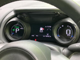 視認性の高いメーターで、運転状況を的確に把握できます。車両情報も分かりやすく表示され、運転の安全性を高めます。