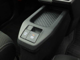 指先だけで操作ができる「電動パーキングブレーキ」搭載。オートモードの場合、シフトを「P」レンジにすると自動でパーキングブレーキが作動します。またアクセルを踏むと自動解除される為、発進がスムーズです。