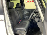 乗降がしやすい運転席。高さが調節できて小柄な方でも運転しやすいポジションをとることができます。