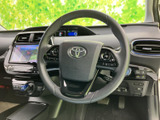 手元には複数のスイッチがまとまり、運転姿勢を大きく変えずに必要な操作へアクセスしやすい配置です。前方への注意を保ちながら扱える、日常使いに便利な装備です。