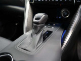 CVT(無段変速)のオートマチックです。フロアシフトがとても使い易いです。また高燃費に貢献するのもこのオートマチックです(*^_^*)