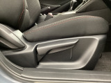 運転席にはドライバーの体型や好みに応じて前後方向だけでなく、高さの調整ができるシートリフターを装備!