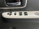 【運転席ドアスイッチ回り】パワーウィンドー[ロック機構]・電動格納式リモコンドアミラースイッチがまとまっているので操作しやすいです。