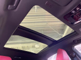 【パノラマルーフ】大型のガラスルーフ搭載で車内の解放感が一気にアップ!開放的なドライブをお楽しみいただけます。
