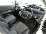 シンプルで使いやすいデザインの運転席です。