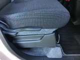 運転席シートリフター!ご自分の好きなシートポジションが取れるので運転が楽しくなりますし疲れにくいです。