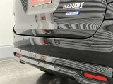 【後退時ブレーキサポート】リヤバンパーに4つの超音波センサーを内蔵し、車両後方にある障害物を検知。透明なガラスなども検知でき、コンビニの駐車場などでの衝突回避をサポートします。