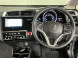 【ハンドル】運転にかかわる様々な操作を安全に行えるように視点移動が少なく操作性に配慮されたスイッチ類が凝縮されたコックピットです。