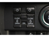 両側電動スライドドアはドアの直接操作以外にも運転席からのスイッチ操作やリモコン操作でも開閉が可能!狭い駐車場などでもドアの開閉が楽々・安心ですね!
