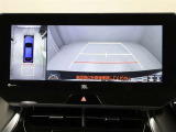 パノラミックビューモニターを装備。駐車場や交差点でクルマを真上から見るように周囲を確認できます。機能の詳細は販売店スタッフまでおたずねください。