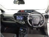 デザインもよく、居心地のよい運転席ですね。分かりやすいスイッチ類ですから操作もしやすく運転をサポートします。ぜひご来店いただき、実際にお座りいただいてステアリングを握ってみてください!