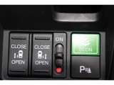 リアは両側パワースライドドアで開閉には運転席のスイッチ、もしくはスライドドアのドアハンドルを軽く引くだけで自動開閉します。