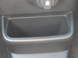 足元には便利なセンターロアボックスを設置。車内を整理しやすく、使い勝手の良さが魅力です。