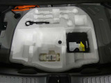パンク修理剤とエアーポンプのセットです。スペアタイヤは装備していませんが空いたスペースを小物入れとして使用できます