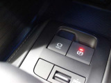 「HOLD」スイッチを押し、システムONの状態にしておくことで、渋滞や信号待ちなどでブレーキを踏んで停車した時にブレーキを保持。アクセルを踏むと解除されます。