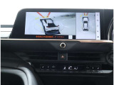 サイドクリアランスビュー表示中に、旋回時の運転操作に合わせて自動で車両を斜め後方から見たような映像を表示。