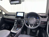 運転席まわりです。 各操作スイッチは使いやすい位置に配置されてます。