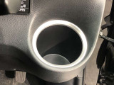 カップホルダー付きです。カップホルダー?と思われるかもしれませんが、意外にないと困る装備の1つなんですよ。