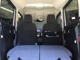 トランクルーム!リアシートは片方ずつ倒せます。乗車員数や積む荷物に応じてアレンジが可能ですので多彩に使えてとても便利です。