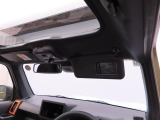 運転席サンバイザー裏にバニティミラー。気になった時にサッと身だしなみチェック。