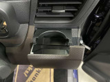 運転席と助手席には、回転式のインパネカップホルダーが装備されています。