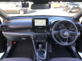 シンプルで使いやすいコクピット。視界性もよく運転しやすいですよ。スイッチ類も使いやすい場所に配置されています。