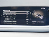 こちらのお車には先進安全装備が多数搭載されています。衝突被害を回避あるいは軽減するためのブレーキや、後方死角からの接近警報、車線逸脱を防止する警報装置など、詳しくはスタッフまでお尋ねください。