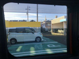 後部座席にはプライバシーガラスが付いています。車外から見えにくくなっています。