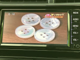 テレビ番組を画面で視聴できる装備です。停車中の待ち時間などに映像を楽しめ、オーディオ画面からテレビを選択できます。日常のひとときに活用いただけます。