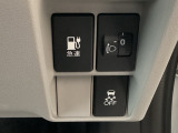 急速充電時は、車内の専用スイッチを操作することで充電口の蓋が開く仕組みです。車内からの操作に限定することで、誤接続や差し間違いを防ぐ安全性の高い設計となっています。